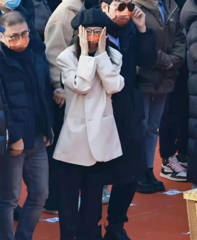 秦岚|秦岚瘦太狠了吧！“骨头人”身材撑不起垫肩，五五分比例更显娇小