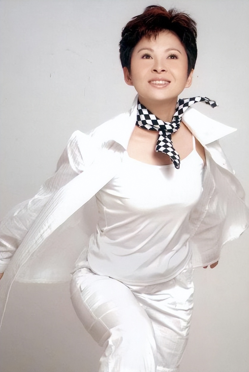 |58岁董文华说出真相,揭露曾经被“封杀”的原因,原来我们都错怪她了