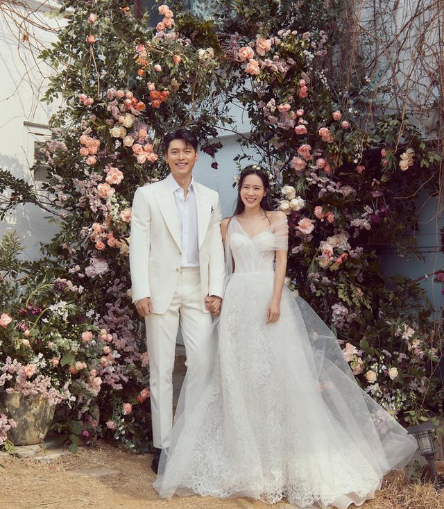玄彬|甜蜜浪漫!玄彬孙艺珍婚纱照曝光,婚礼现场鲜花簇拥幸福牵手!