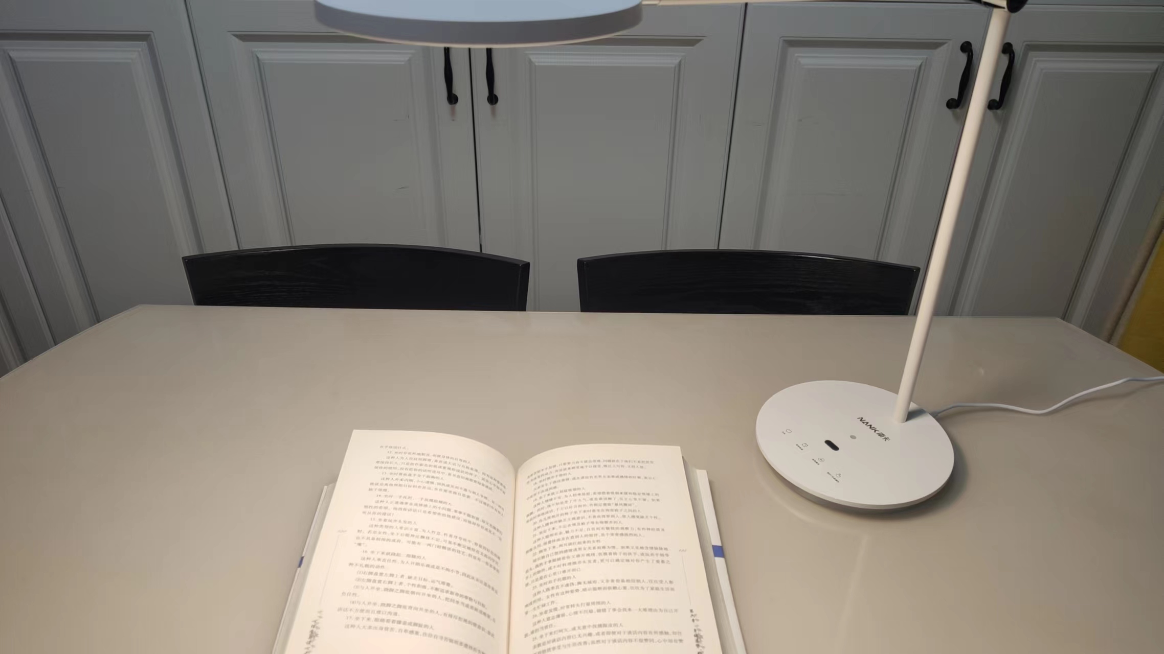 呵护心灵的窗户:蓝卡led台灯L1