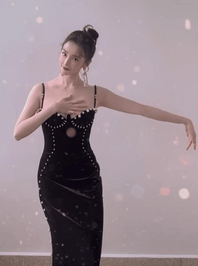 陈小纭|陈小纭“跳舞照”，在无瘦腰滤镜下，这腰围真实存在吗？