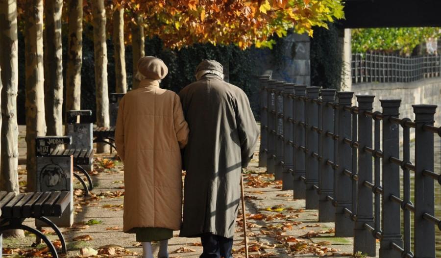 案例:65岁老头热衷公主,花光300万拆迁款,死于一根数据线之下