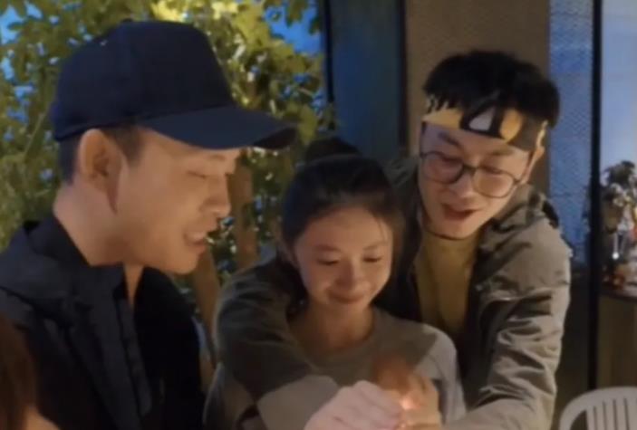 李沁|互相喂投、掀裙子、共用吸管、贴脸杀，这些明星也太没有分寸感了