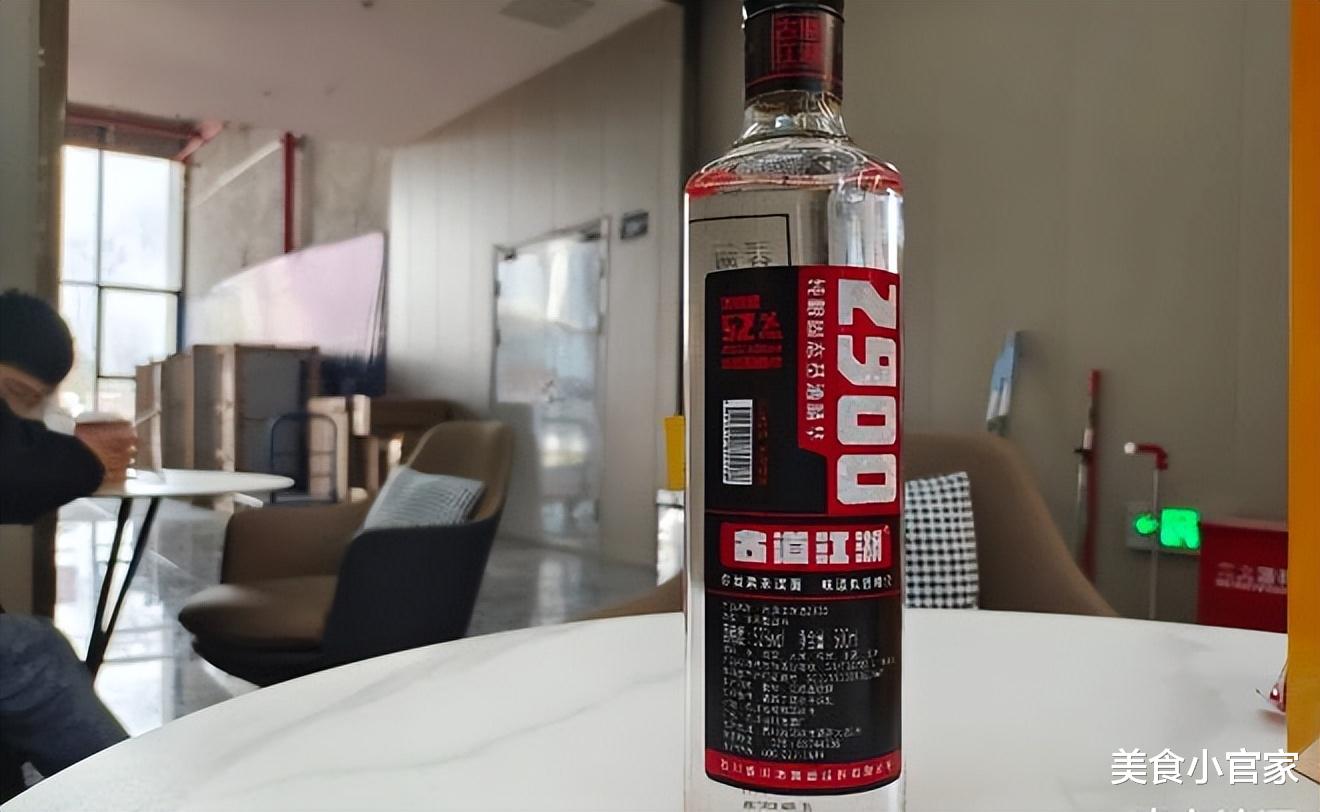 新疆两男子在飞机上喝茅台引热议,网友:酒是怎么上飞机的?