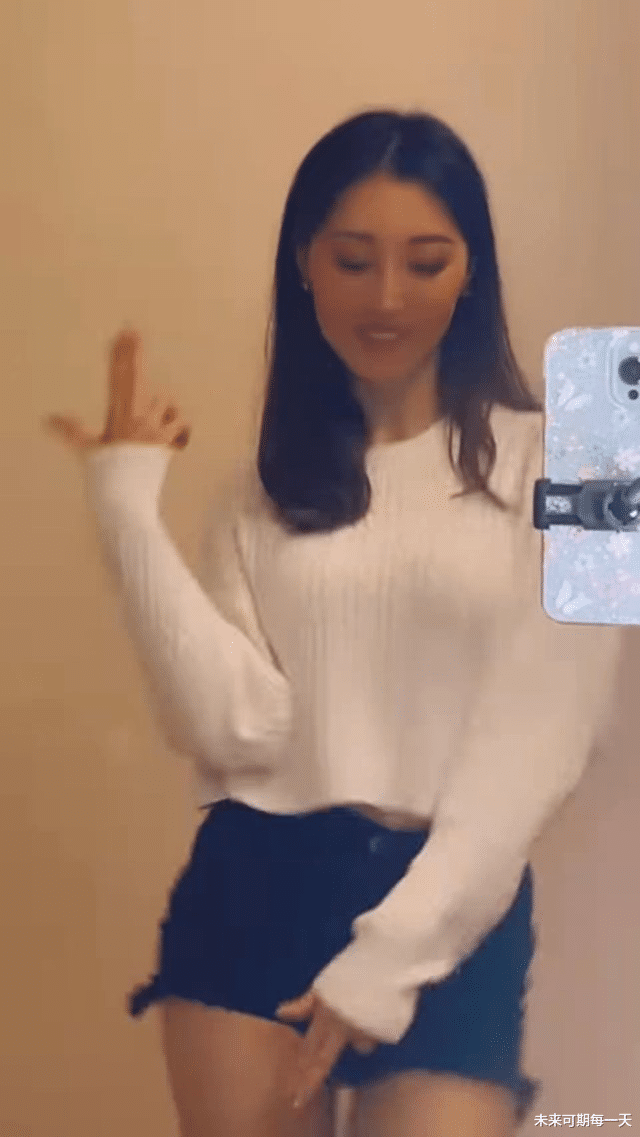 何艳娟|何艳娟大跳热舞,似乎落魄了不少,3.8亿赡养费花完了?