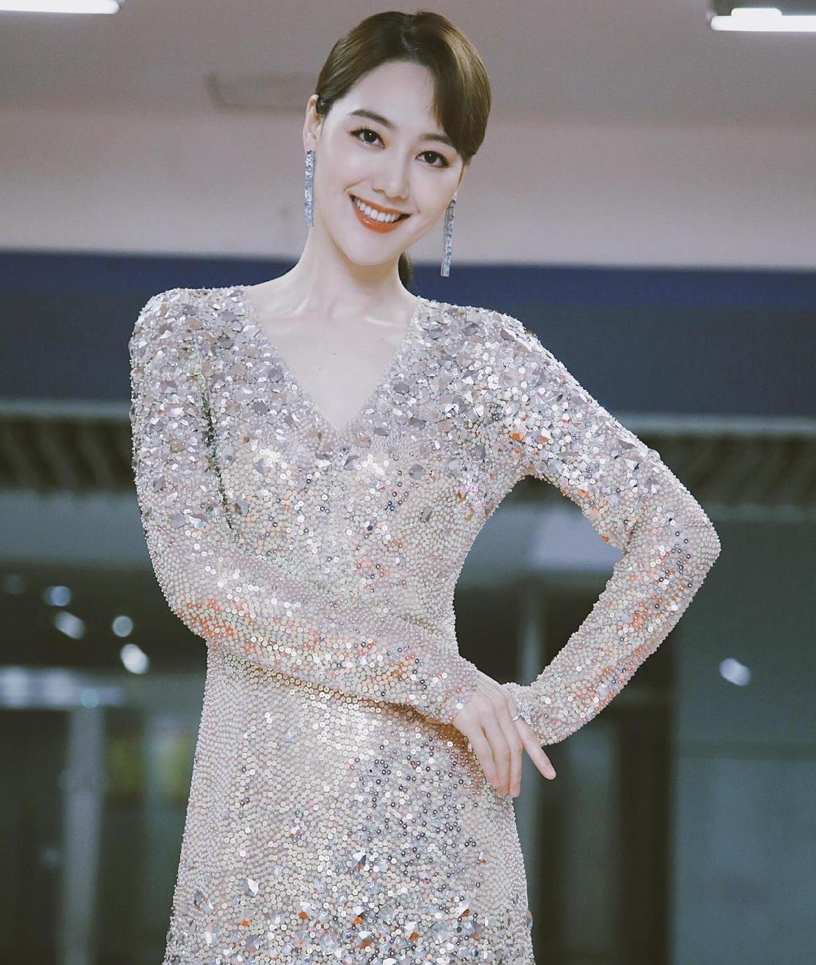 王冠|王冠：与李咏搭档三年，事业巅峰期深陷桃色绯闻，被“踢出”央视