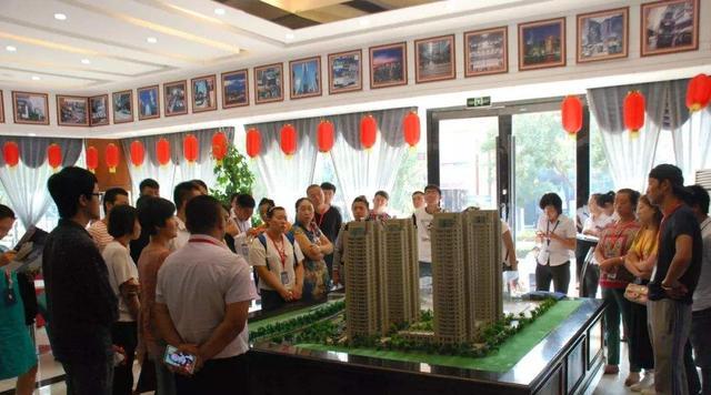 房价|拿着3000元的工资，却住100万的房？当代人的生活到底是好是坏？