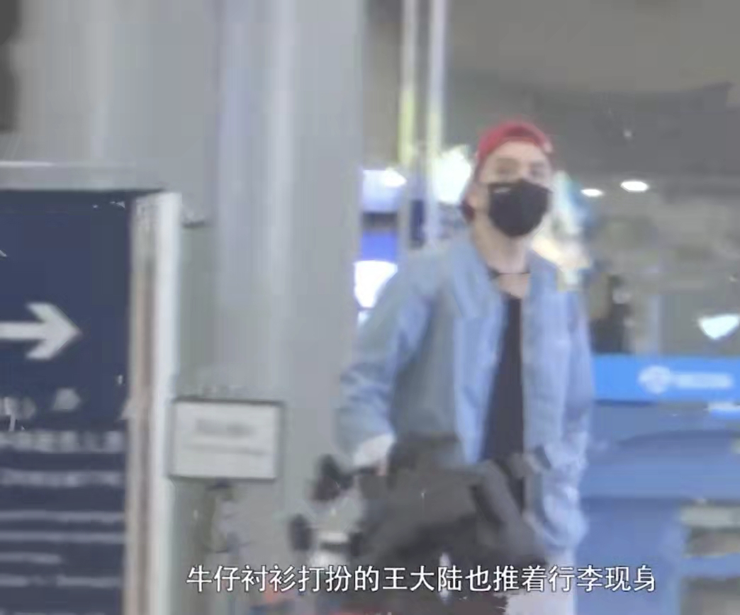 蔡卓宜|王大陆携女友入住酒店,为蔡卓宜穿衣背包,两人用情侣挂饰很恩爱