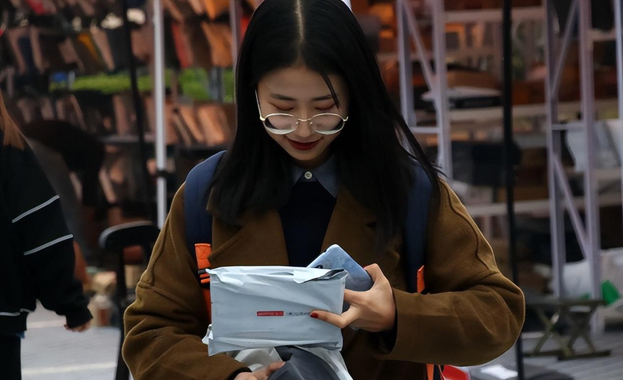高消费还申请贫困补助?女大学生被室友正义揭发,评论区耐人寻味