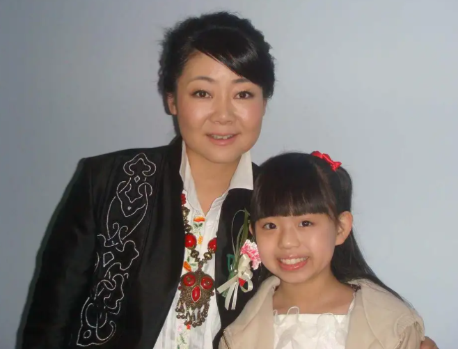 萨日娜|二百多娶回妻子潘军倍感珍惜,退居二线将妻子推向一级演员