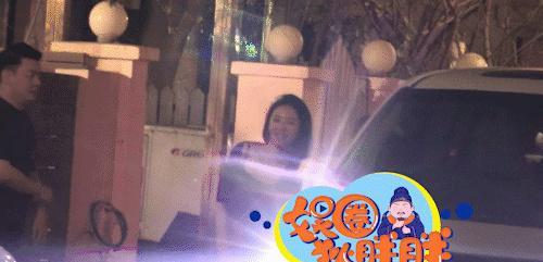 蔡文静|蔡文静扮水仙花神仙气灵动夜晚穿着妩媚与好友在别墅聚会