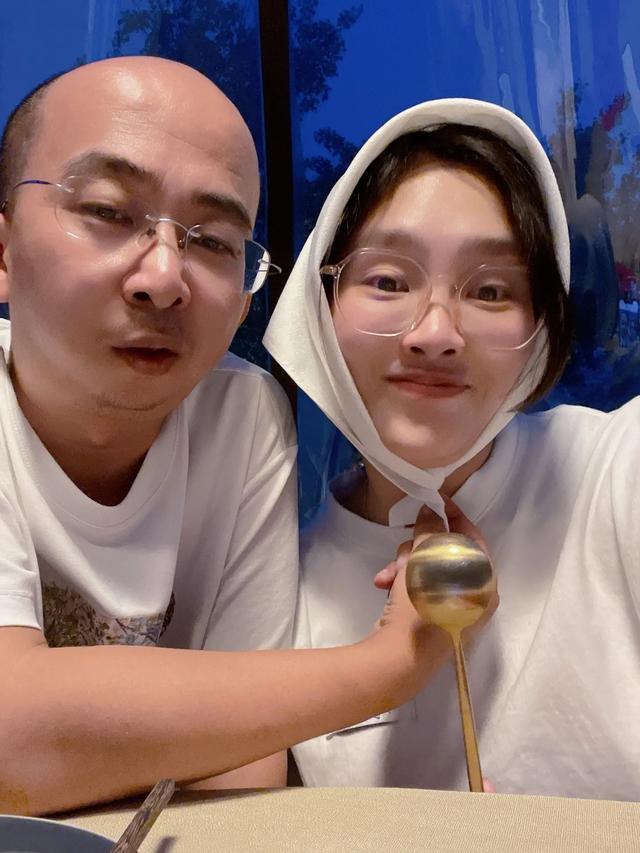 巨兴茂|巨兴茂小15岁娇妻晒孕妇照，正式官宣怀孕，肚大如箩仍运动