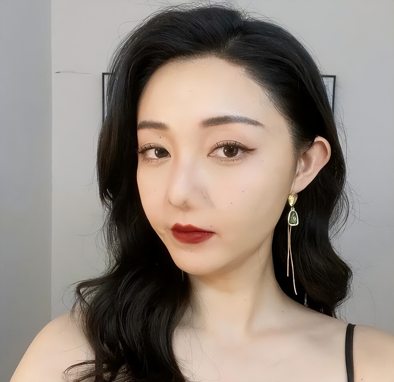 杨钰莹|回顾:女网红晒黑人男友,并称男友在伦敦有三套房,却遭到网友质疑