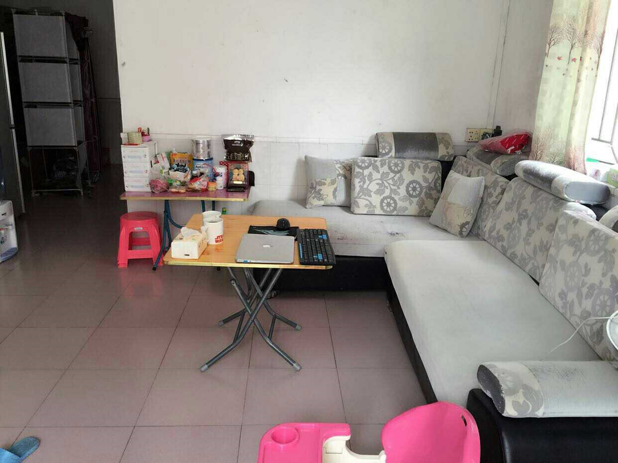 我在深圳700的出租房，厨房巴掌大，卧室没衣柜，但比住别墅幸福