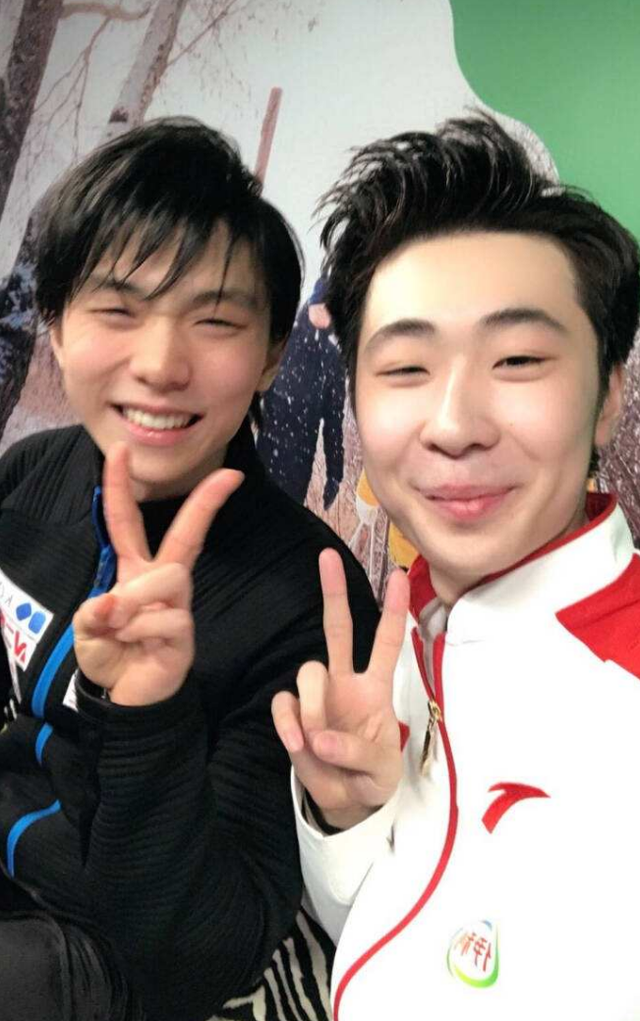 山东男篮|中日友谊的升华！羽生结弦、金博洋英雄相惜，在首都馆一起滑跪！