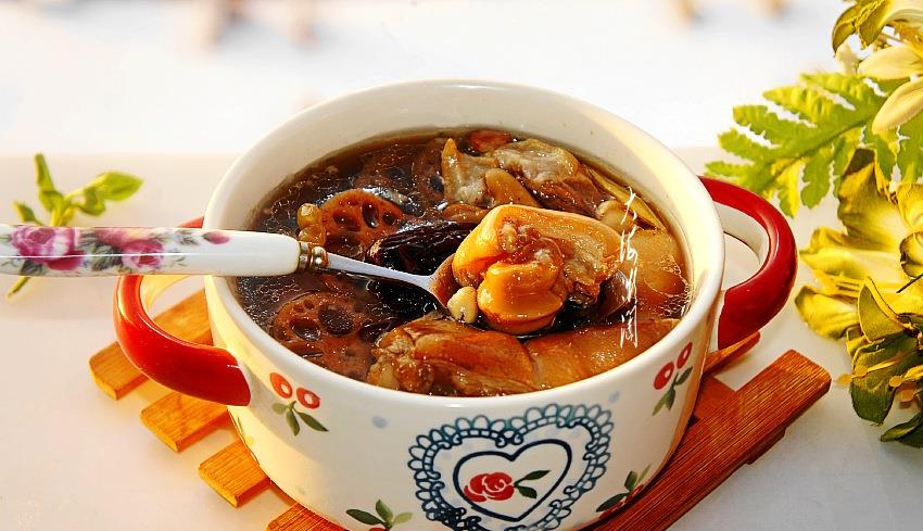 冬天,女人别管多忙,这汤隔三差五煮一锅,皮肤光滑不显老