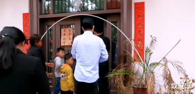 朱之文|朱单伟定亲后,大衣哥家迎来首批游客,大巴车上还贴着“囍”字