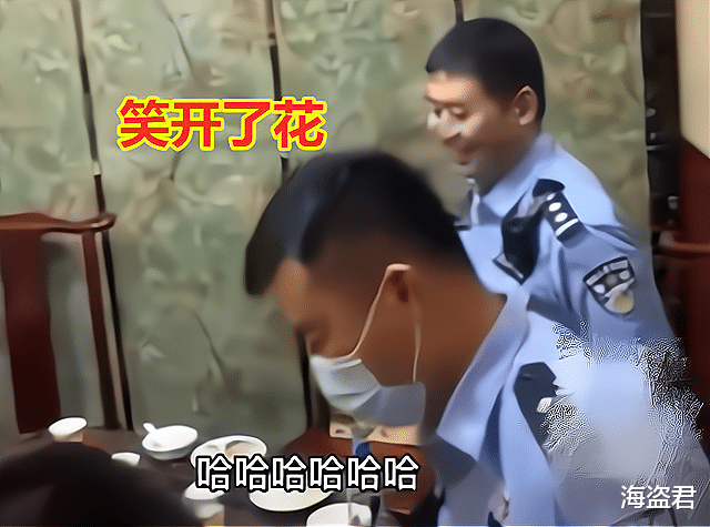 一群小伙“AA制”聚餐,各怀心思分批逃单,谁知落单的2人也没钱
