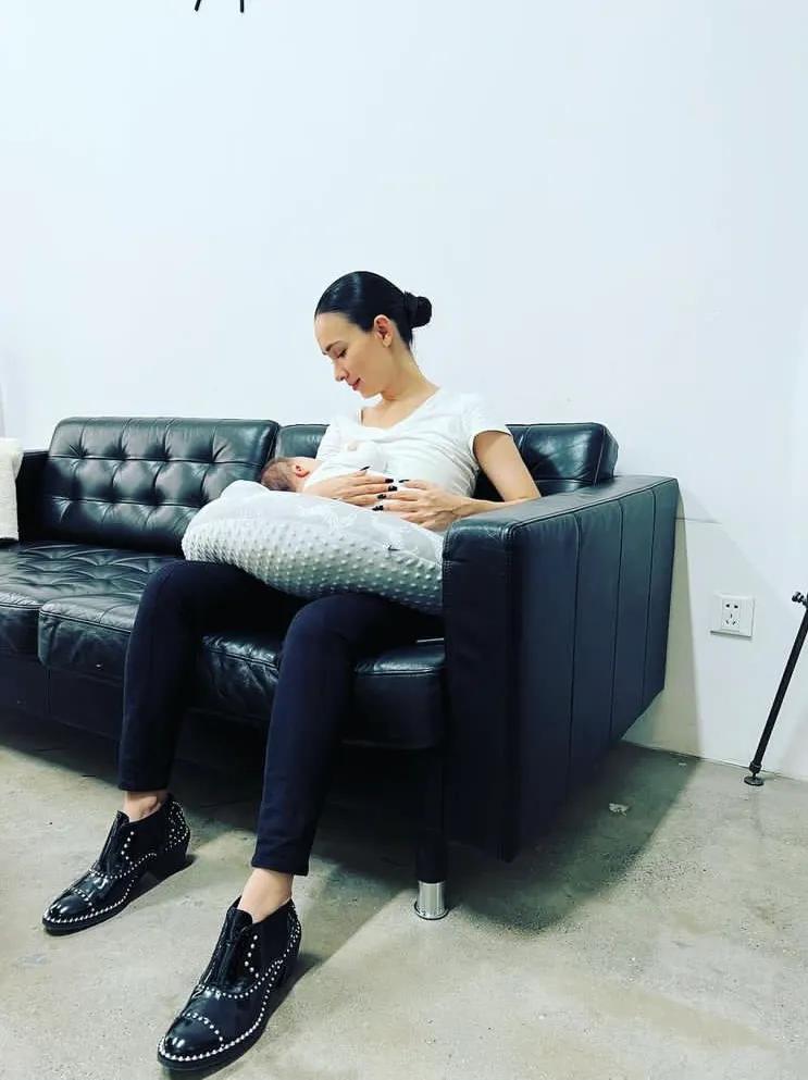 卢靖姗|卢靖姗产后3月拍时尚大片，大秀美背直角肩，女儿探班妈妈超有爱