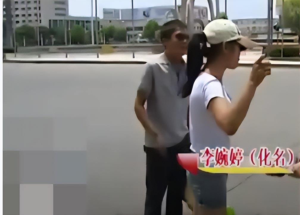 28岁包工头当街与妻子厮打,引来上百个路人围观,妻子:你也配?