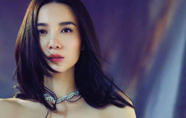 徐静蕾|人前一套人后乱套，5个长得清纯优雅的女明星背地里却是老烟枪，谁是你的意难平