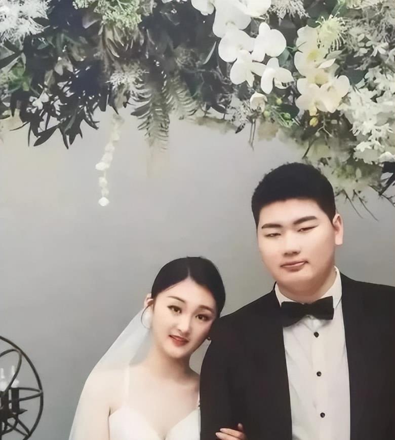 |曝大衣哥儿子即将结婚，新房内挂满红灯笼，全家人一起装饰院子