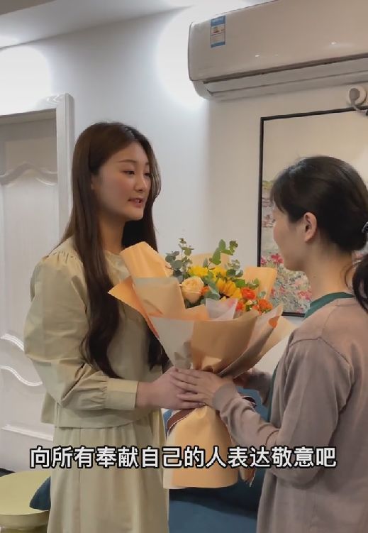 陈亚男|陈亚男为上海加油，送鲜花给以前护士长，网友喊话她回去做护士