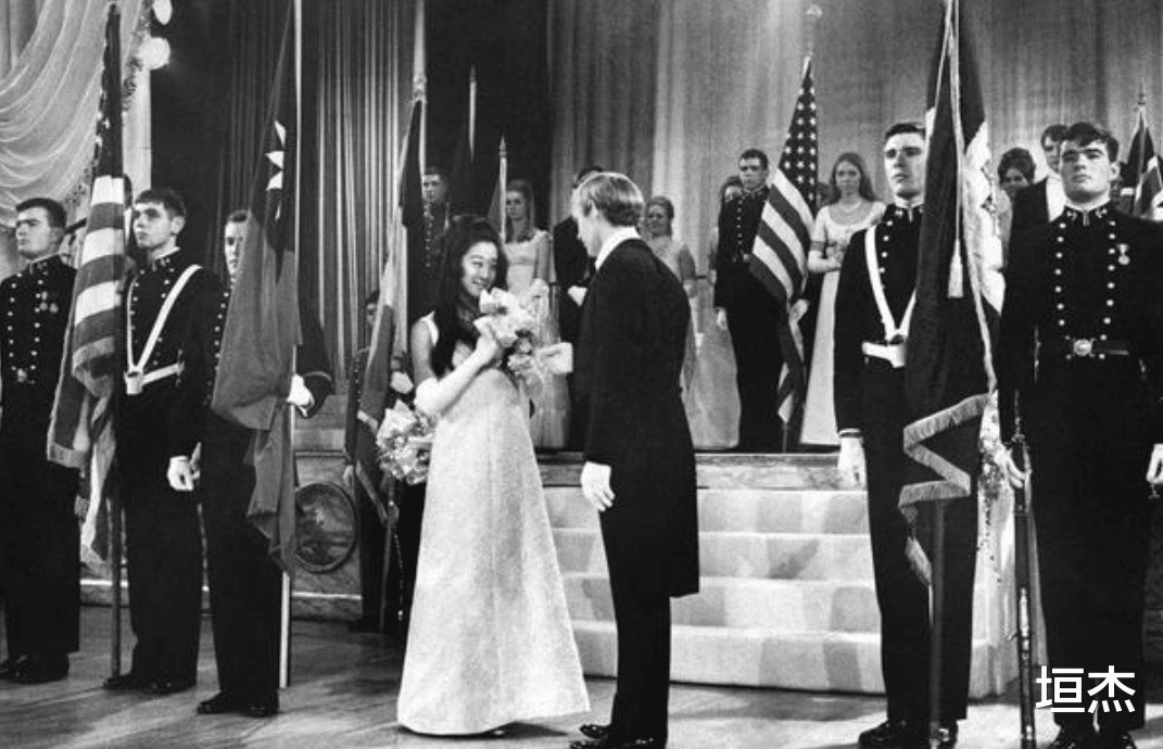 冻龄|“婚纱女王”王薇薇：坐拥40亿身家，72岁冻龄，牵手小鲜肉引争议