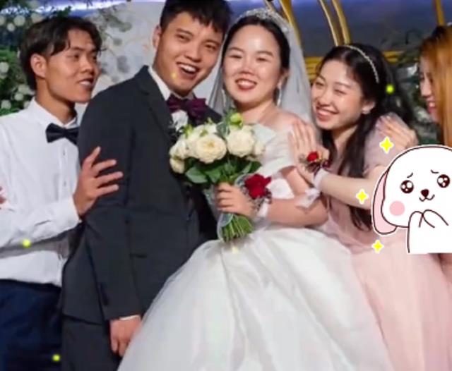 新人结婚跟拍照,新娘表示差强人意,网友:这是溢出屏幕的开心