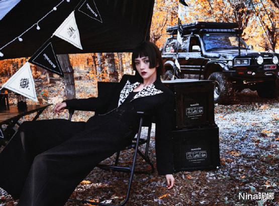 李晓峰|刘恺威李晓峰首次合体走机场全程腻歪，女友穿大衣黑丝，小鸟依人好娇羞