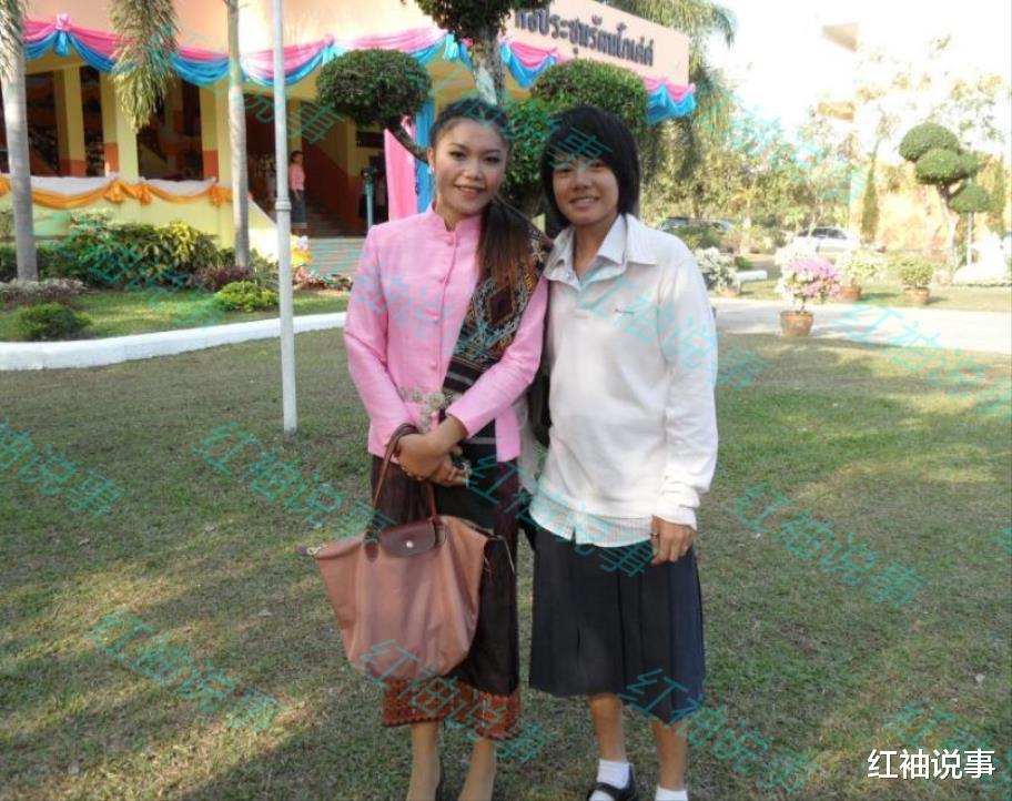 初恋脸|20岁提拉蓬罕见穿裙子，学生时代笑容腼腆，“初恋脸”迷住泰王