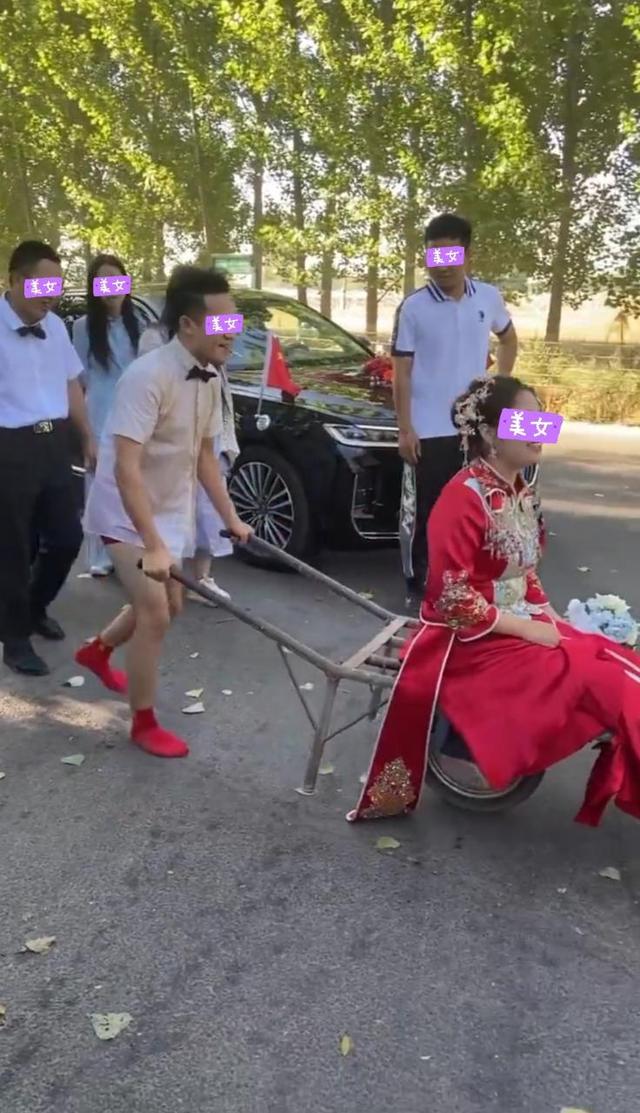 婚车在路上抛锚,男子用路边小推车拉新娘,她崩溃大哭:不想结了