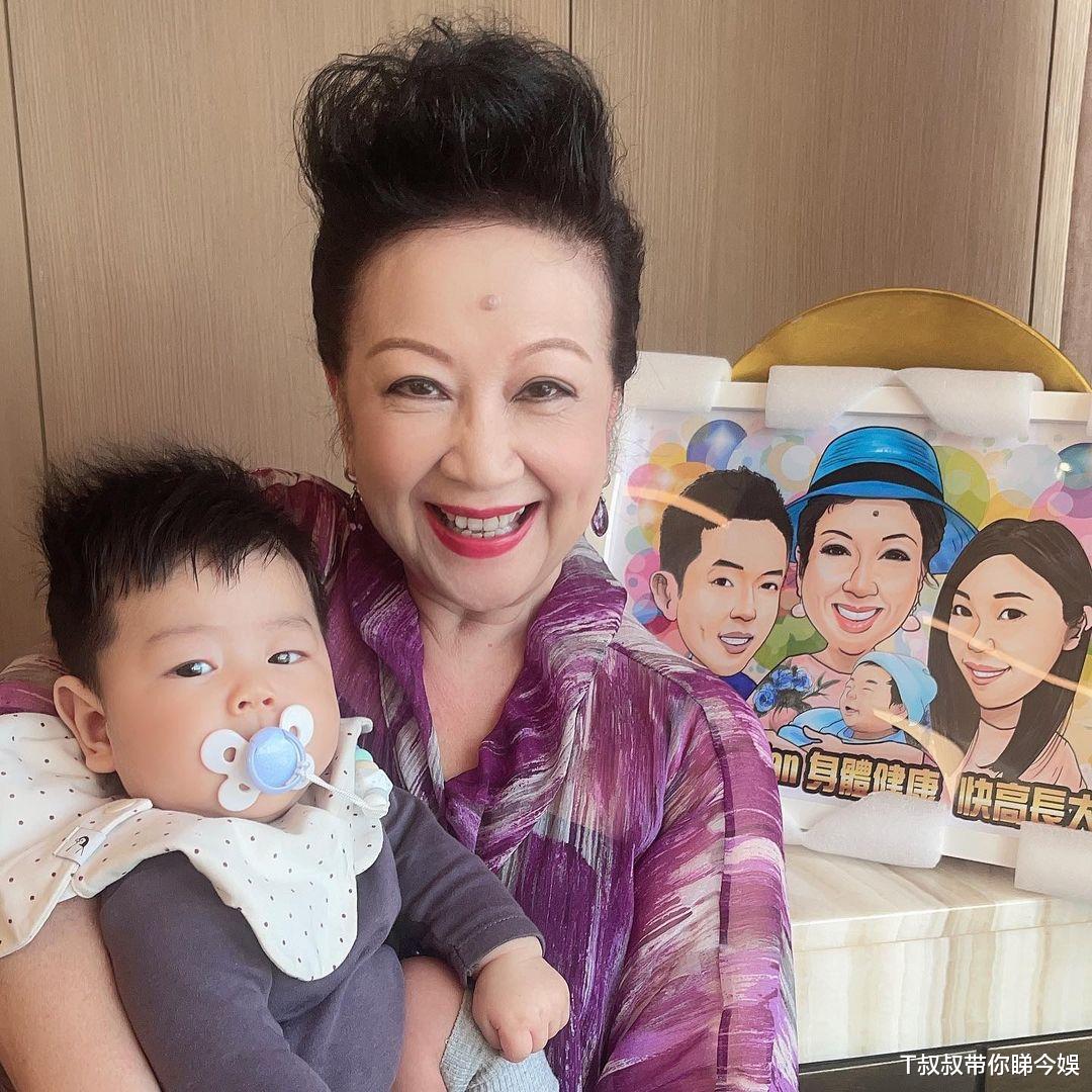 |家燕姐孙儿1岁生日 一家穿亲子装庆祝