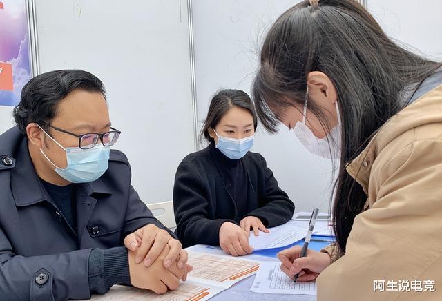 求职|2022年应届生找工作有多难？女大学生哭诉，真的太“卷”了