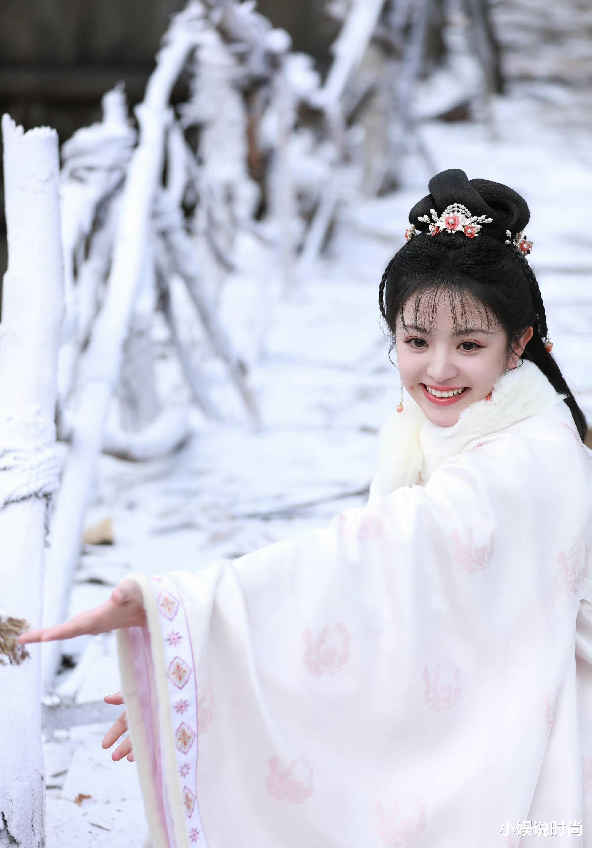 田曦薇|《卿卿日常》田曦薇晒美照，粉色衣裙搭配毛绒绒围领，甜美又灵动