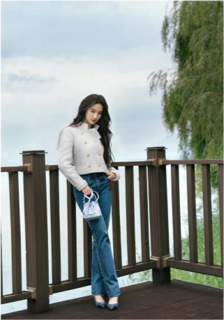 刘亦菲爆火后变高冷！为高奢拍大片装酷霸气十足，穿小香风变真名媛