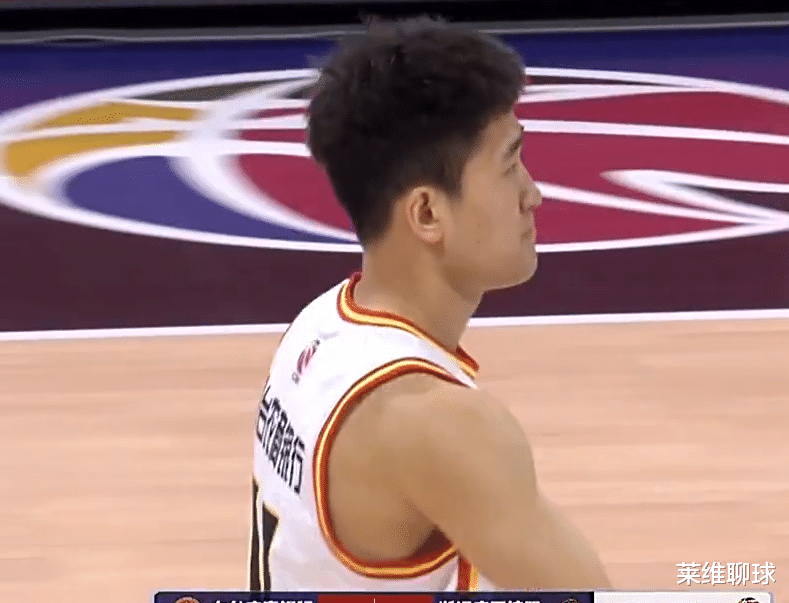 琼斯|琼斯单节15+4轰炸广厦！三少合砍19分却落后，三组2-0给他们压力