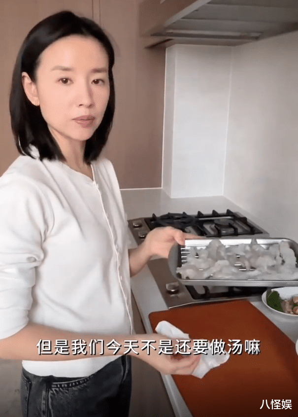 董洁|董洁辛苦为家人下厨,13岁顶顶进入叛逆期不捧场,口是心非被揭穿