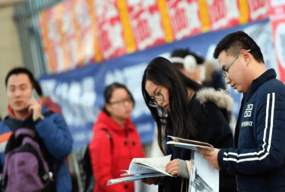 国企|国企被裁求职碰壁,大龄往届生坦言:我成了传说中的“三无人员”