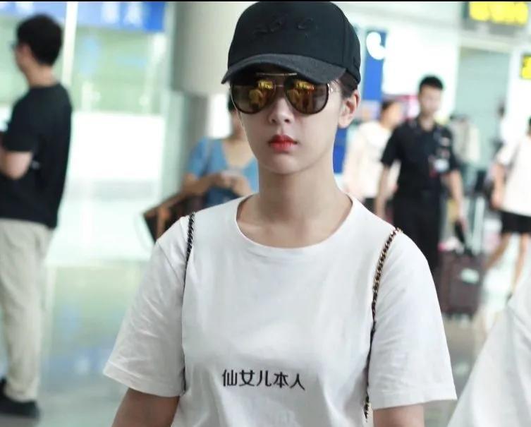 帽子 50岁女人夏季戴帽子，遵循3戴4不戴的原则，会让你美得高级又优雅