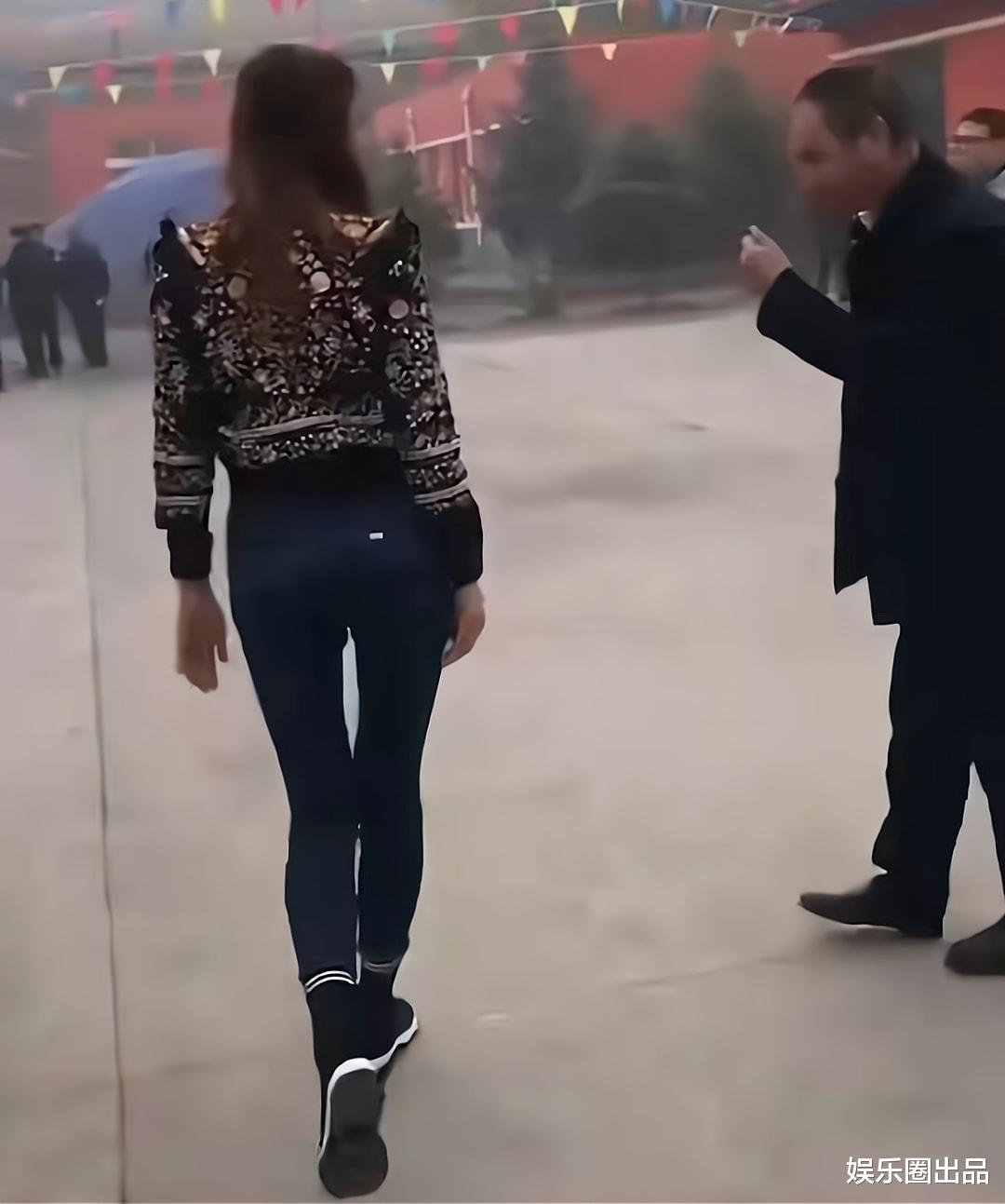 林志玲|林志玲下乡旧照被翻出，穿搭普通素颜朝天，网友：以为是村民