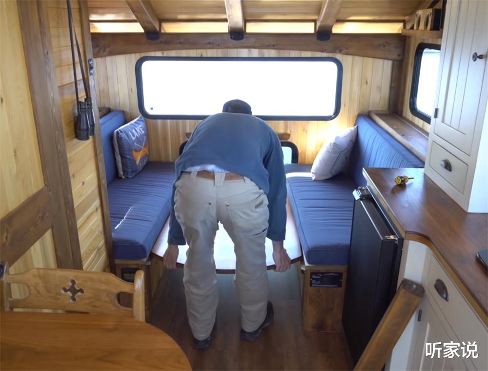 一位木工为过“水上生活”,亲手建起18㎡船屋,虽是蜗居却太舒适