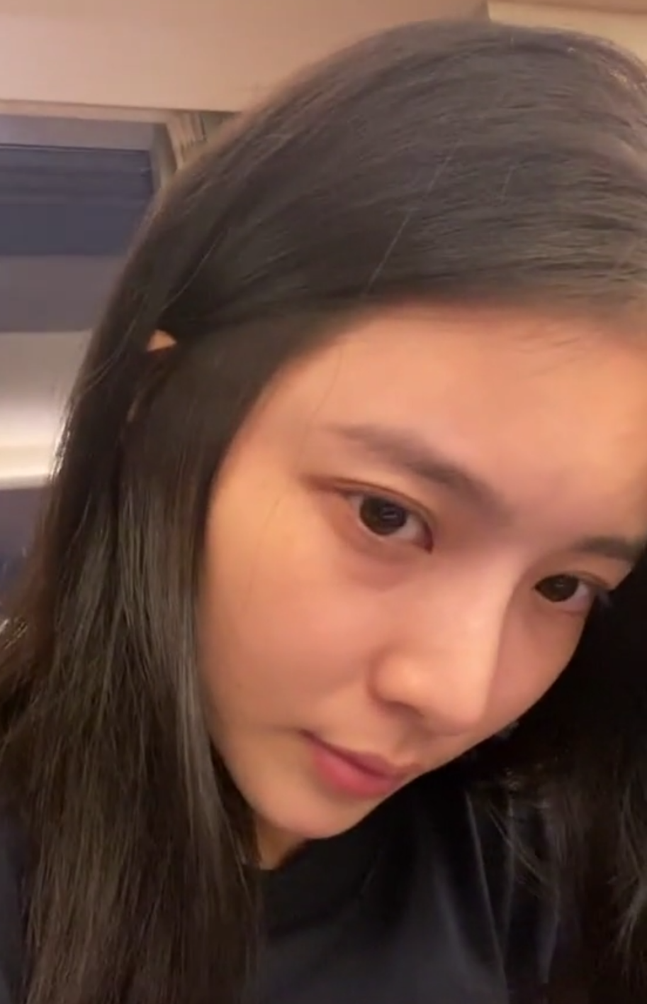 王灿|杜淳老婆大方晒素颜照，却被质疑整鼻子下巴，王灿霸气回怼恶评