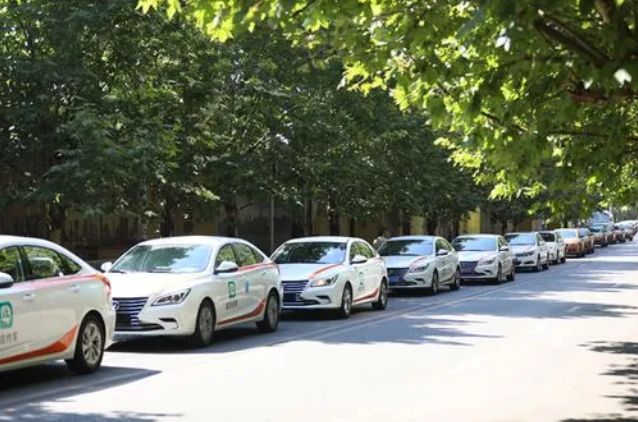 司机送还乘客手机并索要500元,这算敲诈吗?