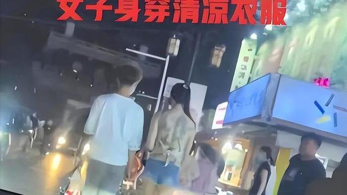 纪实：女子穿着一块布逛夜市，露出满背纹身惹争议，男友贴心搂腰