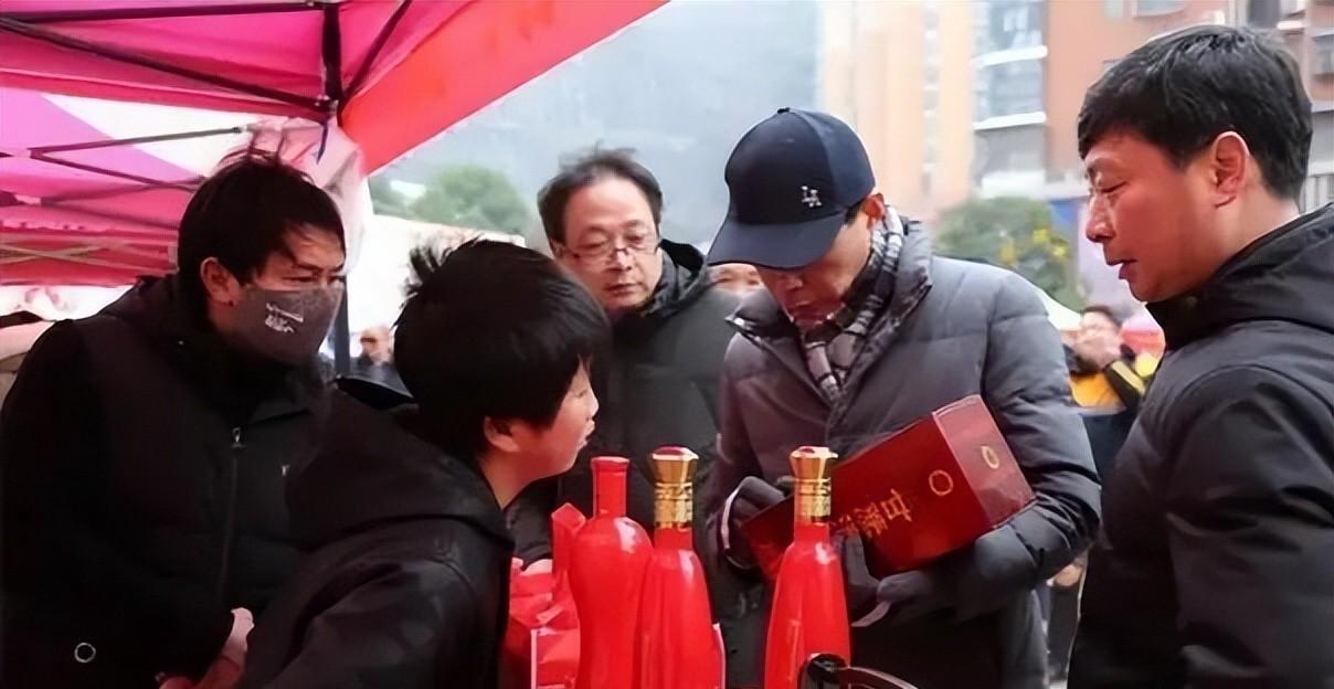 街头“高价回收老酒”实际上是骗局?擦亮双眼,不要贪占小便宜!