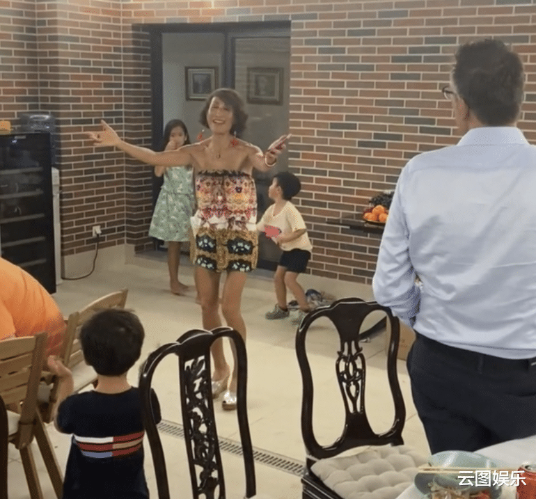 沈小岑|知名歌手沈小岑定居国外近况!全身美黑变化大,65岁穿抹胸秀身材