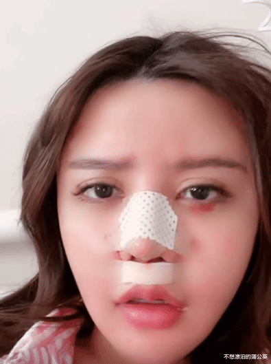 韩安冉|韩安冉带女儿上班,2岁恩善打扮成医生,从小接触整容行业引担忧