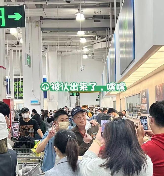 杨迪|杨迪超市购物被偶遇,与粉丝合影与明星架子,一身穿搭接地气