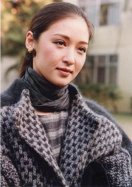 冬季护肤 69岁胡因梦告诉我们:中老年女人剪短发、穿中国风,洋气又耐看